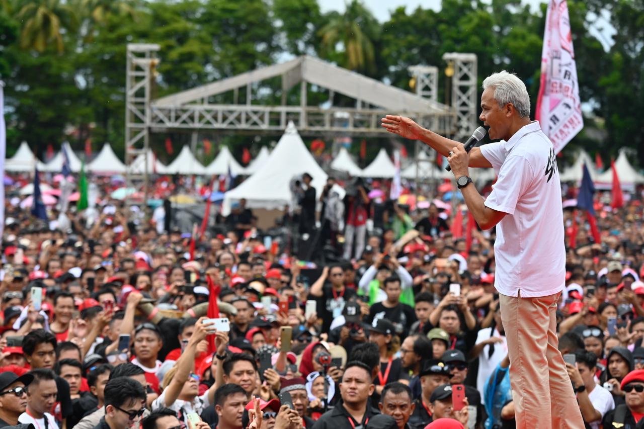 Capres nomor urut 03 Ganjar Pranowo menemui pendukungnya di acara Hajatan Rakyat yang digelar di Lapangan KONI Manado Sulawesi Utara, Kamis (1/2/2024)