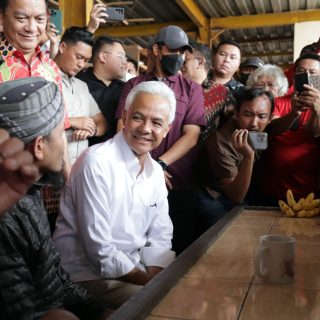 Capres Ganjar Pranowo mengunjungi Pasar Tomohon, Sulawesi Utara dan berdialog dengan pedagang, Kamis (1/2/2024)