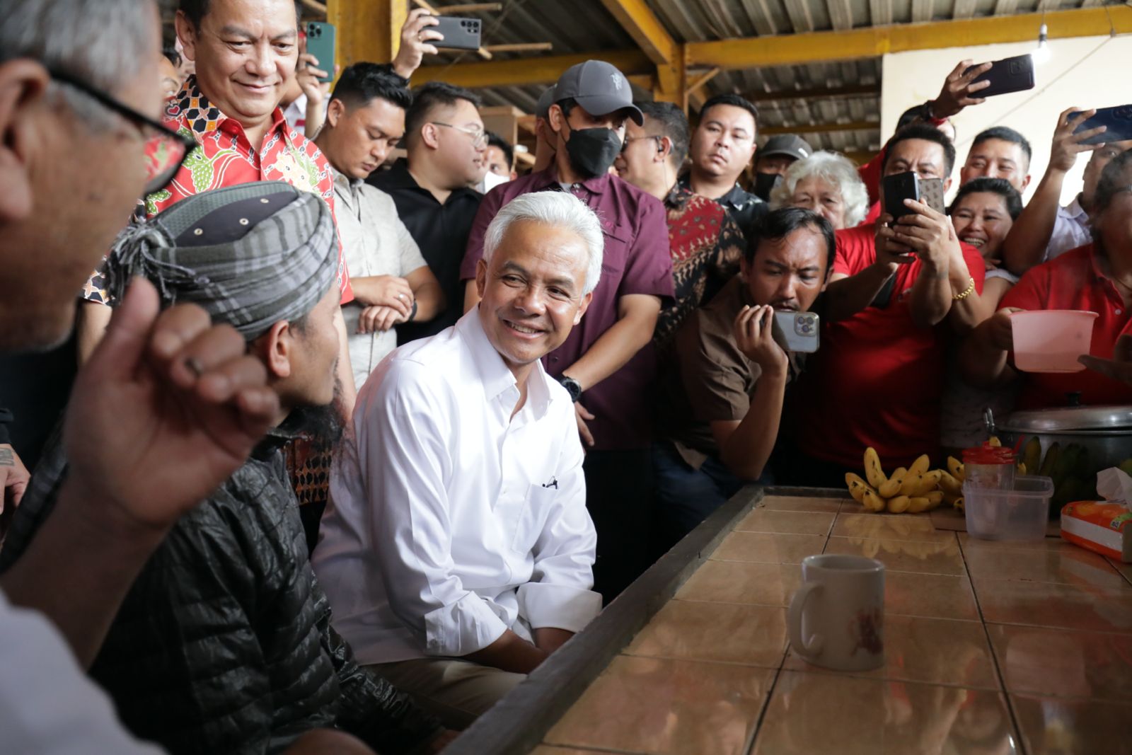 Capres Ganjar Pranowo mengunjungi Pasar Tomohon, Sulawesi Utara dan berdialog dengan pedagang, Kamis (1/2/2024)