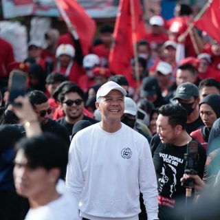 Capres nomor urut 03 Ganjar Pranowo ikut jalan sehat bersama warga di kawasan Pluit, Penjaringan, Jakarta Utara, Sabtu (3/2/2024)