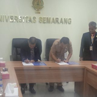 Rektor USM Dr Supari ST MT melakukan penandatanganan kerjasama dengan PT Spora dan SMK 7 Semarang di ruang sidang Rektor USM Gedung Menara Prof Dr Muladi SH, Jl Soekarno-Hatta Tlogosari, pada 5 Februari 2024.
