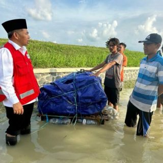 Rektor USM Dr Supari MT bersama Tim USM Peduli meninjau langsung banjir di Demak, pada Senin (12/2/2024)