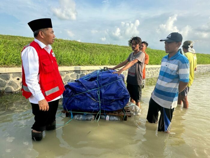 Rektor USM Dr Supari MT bersama Tim USM Peduli meninjau langsung banjir di Demak, pada Senin (12/2/2024)