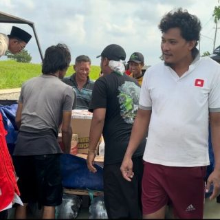 Rektor USM Dr Supari MT saat meninjau sekaligus membantu korban banjir di depan SDN Ngemplik Wetan, Kecamatan Karanganyar, Kabupaten Demak pada 12 Februari 2024