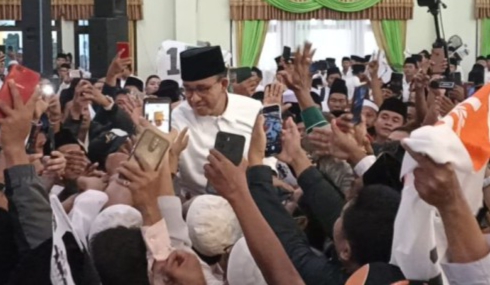 Pasangan capres cawapres nomor urut 01 Anies Baswedan dan Cak Imin disambut meriah para pendukungnya saat kampanye di Madura, Rabu (31/1)