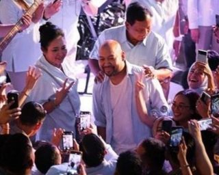 Capres nomor urut 02 menemui kelompok Relawan Rabu Biru dengan mengajak Titiek Suharto dan putranya, Didit Hediprasetyo