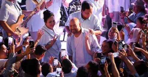 Capres nomor urut 02 menemui kelompok Relawan Rabu Biru dengan mengajak Titiek Suharto dan putranya, Didit Hediprasetyo