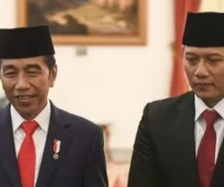 Agus Harimurti Yudhoyono (AHY) bersama Presiden Joko Widodo usai dilantik sebagai Menteri Agraria dan Tata Ruang/Badan Pertanahan Nasional (ATR/BPN) di Istana Negara, Rabu (21/2/2024)