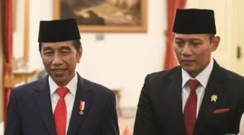 Agus Harimurti Yudhoyono (AHY) bersama Presiden Joko Widodo usai dilantik sebagai Menteri Agraria dan Tata Ruang/Badan Pertanahan Nasional (ATR/BPN) di Istana Negara, Rabu (21/2/2024)