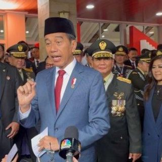 Presiden Joko Widodo memberi keterangan pers usai menyematkan pangkat jenderal kehormatan kepada Prabowo Subianto di acara Rapim TNI-Polri di Cilangkap, Jakarta Timur, Rabu (28/2)