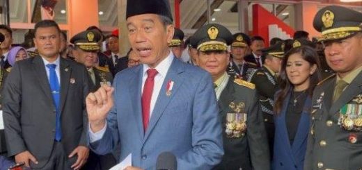 Presiden Joko Widodo memberi keterangan pers usai menyematkan pangkat jenderal kehormatan kepada Prabowo Subianto di acara Rapim TNI-Polri di Cilangkap, Jakarta Timur, Rabu (28/2)
