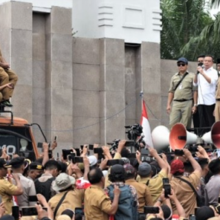 Kepala Desa Indonesia Bersatu menyampaikan aspirasinya kepada pemerintah dan DPR dengan menggelar demo di Jakarta