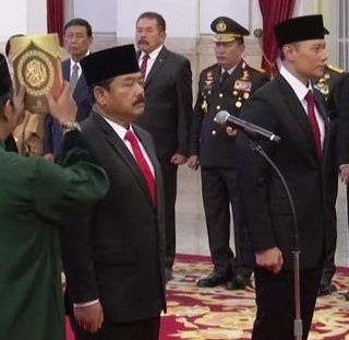 Pelantikan dua menteri oleh Presiden Joko Widodo. Hadi Tjahjanto dilantik sebagai Menko Polhukam dan Agus Harimurti Yudhoyono atau AHY sebagai Menteri Agraria dan Tata Ruang (ATR)/Kepala Badan Pertanahan Nasional (BPN) untuk sisa masa jabatan periode tahun 2019-2024 di Istana Negara Jakarta, Rabu (21/02/2024) .