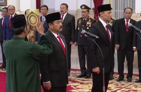 Pelantikan dua menteri oleh Presiden Joko Widodo. Hadi Tjahjanto dilantik sebagai Menko Polhukam dan Agus Harimurti Yudhoyono atau AHY sebagai Menteri Agraria dan Tata Ruang (ATR)/Kepala Badan Pertanahan Nasional (BPN) untuk sisa masa jabatan periode tahun 2019-2024 di Istana Negara Jakarta, Rabu (21/02/2024) .