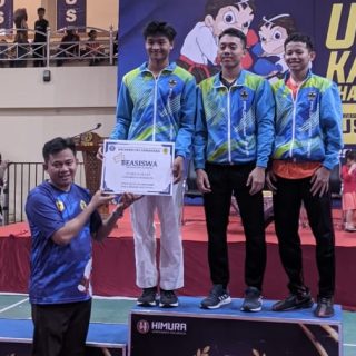 Penyerahan hadiah beasiswa bagi para juara dalam Kejuaraan Karate Piala Rektor USM I yang berlangsung pada 24-25 Februari 2024