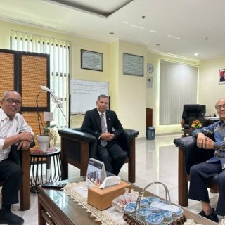 Rektor USM Dr Sapari MT bersama Anggota Pembina Yayasan Alumni Undip Ir Soeharsojo IPU menerima kunjungan Ketua Komisi Pendidikan, Pesantren, dan Kaderisasi Ulama Majelis Ulama Indonesia (MUI) Jawa Tengah Dr H Ahmad Umar MA