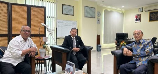 Rektor USM Dr Sapari MT bersama Anggota Pembina Yayasan Alumni Undip Ir Soeharsojo IPU menerima kunjungan Ketua Komisi Pendidikan, Pesantren, dan Kaderisasi Ulama Majelis Ulama Indonesia (MUI) Jawa Tengah Dr H Ahmad Umar MA