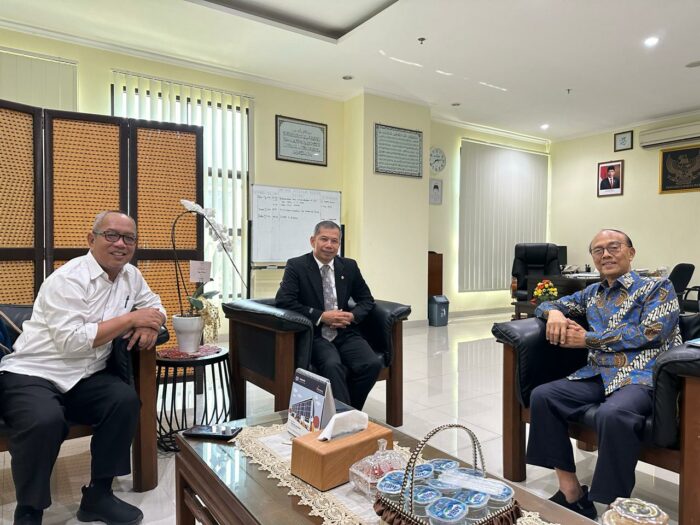 Rektor USM Dr Sapari MT bersama Anggota Pembina Yayasan Alumni Undip Ir Soeharsojo IPU menerima kunjungan Ketua Komisi Pendidikan, Pesantren, dan Kaderisasi Ulama Majelis Ulama Indonesia (MUI) Jawa Tengah Dr H Ahmad Umar MA