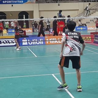 Salah satu partai yang mempertemukan pemain PB Tugu Muda Semarang pada Kejuaraan Bulu Tangkis Piala Rektor Universitas Semarang (USM) 2024 di Gelora USM Prof Sudarto SH