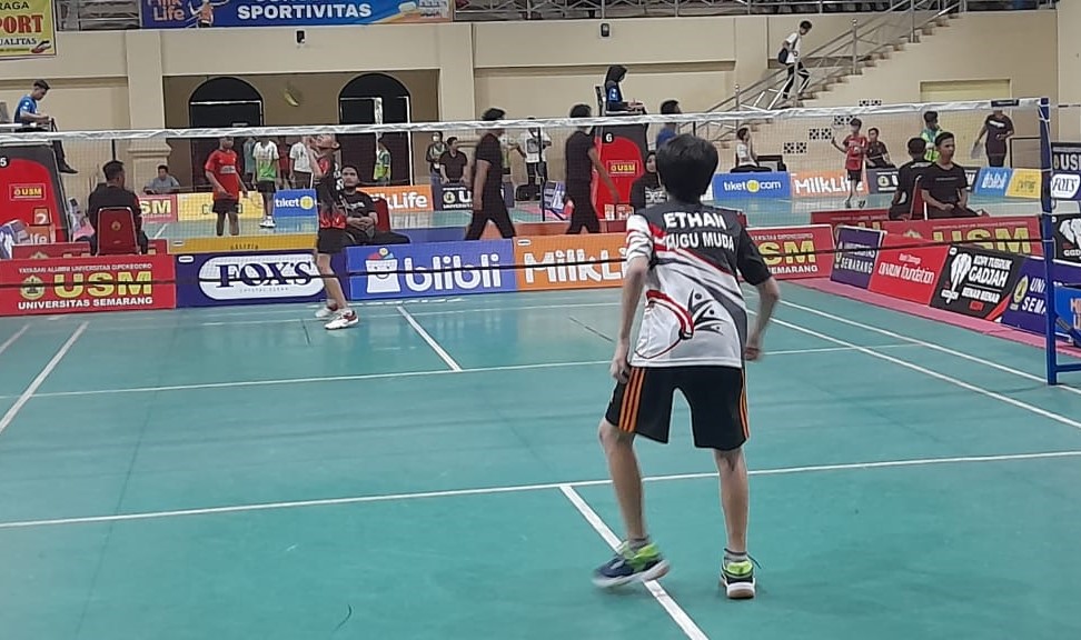 Salah satu partai yang mempertemukan pemain PB Tugu Muda Semarang pada Kejuaraan Bulu Tangkis Piala Rektor Universitas Semarang (USM) 2024 di Gelora USM Prof Sudarto SH