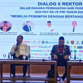 Dialog Rektor yang digelar PWI Jateng dalam rangka Peringatan Hari Pers Nasional (HPN) dan HUT ke-78 PWI Tahun 2024 berlangsung di Gedung Ir Widjatmoko, kampus Universitas Semarang (USM), 7 Februari 2024. Hadir narasumber Rektor USM Dr Supari ST MT, Rektor Unwahas Semarang Prof Dr KH Mudzakkir Ali MA, dan Wakil Rektor II Udinus Semarang Dr Guruh Fajar Shidik SKom