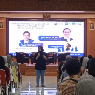 Pembekalan dan Sosialisasi Pedoman Wisuda Ke-67 USM yang diselenggarakan USM Career and Alumni Center (UCAC) di Auditorium Ir Widjatmoko USM pada Sabtu (24/2/2024). Kegiatan yang mengangkat tema "Personal Branding - Citra Diri yang Kuat dan Profesionalisme" ini diikuti 810 mahasiswa baik secara online maupun offline