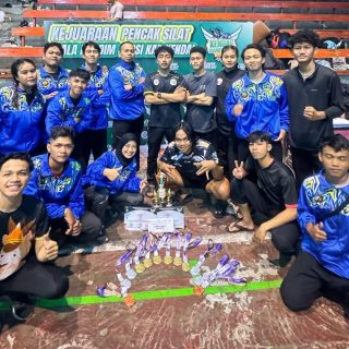 Atlet-atlet pencak silat Universitas Semarang (USM) yang meraih juara umum pada Kejuaraan Pencak Silat Piala Dandim dan IPSI Kabupaten Kendal yang berlangsung di GOR Bahurekso Kendal, pada 2-4 Februari 2024
