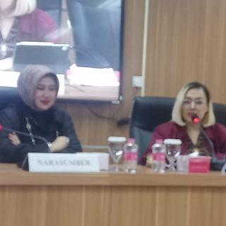 Ketua Prodi S3 Doktor Ilmu Hukum Unissula, Prof Dr Hj Anis Masdhurohatun SH MHum (kiri) menjadi narasumber dalam Seminar Hukum Nasional, di Ruang Teleconference Gedung Menara Prof Muladi lantai 8 Universitas Semarang, pada 17 Februari 2024