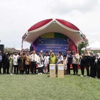 Rektor USM Dr Supari ST MT didampingi sekretaris universitas dan para wakil rektor mengunjungi sejumlah wilayah yang digunakan mahasiswa USM melakukan Kuliah Kerja Nyata Pembelajaran Pemberdayaan Masyarakat (KKN PPM) XXIII pada 3 Februari 2024