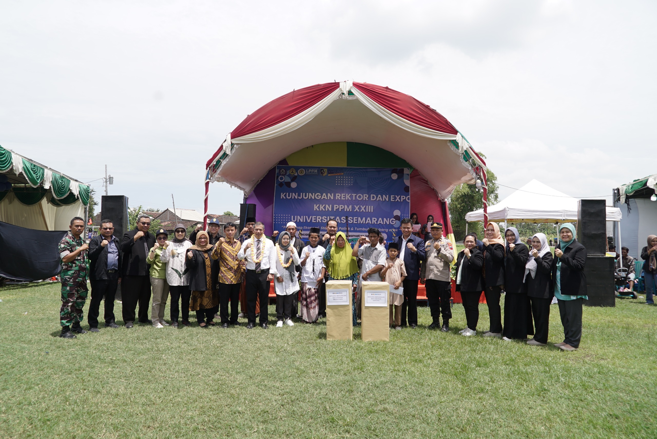 Rektor USM Dr Supari ST MT didampingi sekretaris universitas dan para wakil rektor mengunjungi sejumlah wilayah yang digunakan mahasiswa USM melakukan Kuliah Kerja Nyata Pembelajaran Pemberdayaan Masyarakat (KKN PPM) XXIII pada 3 Februari 2024
