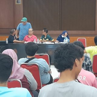 Para ofisial mengikuti Temu Teknik Kejuaraan Bulu Tangkis Piala Rektor USM di Auditorium Ir Widjatmoko, pada 26 Februari 2024
