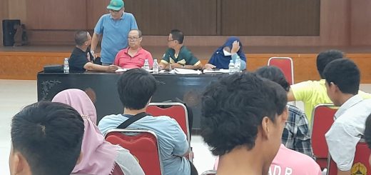 Para ofisial mengikuti Temu Teknik Kejuaraan Bulu Tangkis Piala Rektor USM di Auditorium Ir Widjatmoko, pada 26 Februari 2024