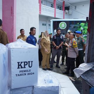Wali Kota Semarang, Hevearita Gunaryanti Rahayu saat melaksanakan kegiatan pengecekan distribusi logistik Pemilu di GOR Manunggal Jati, Kota Semarang, Senin (12/2).
