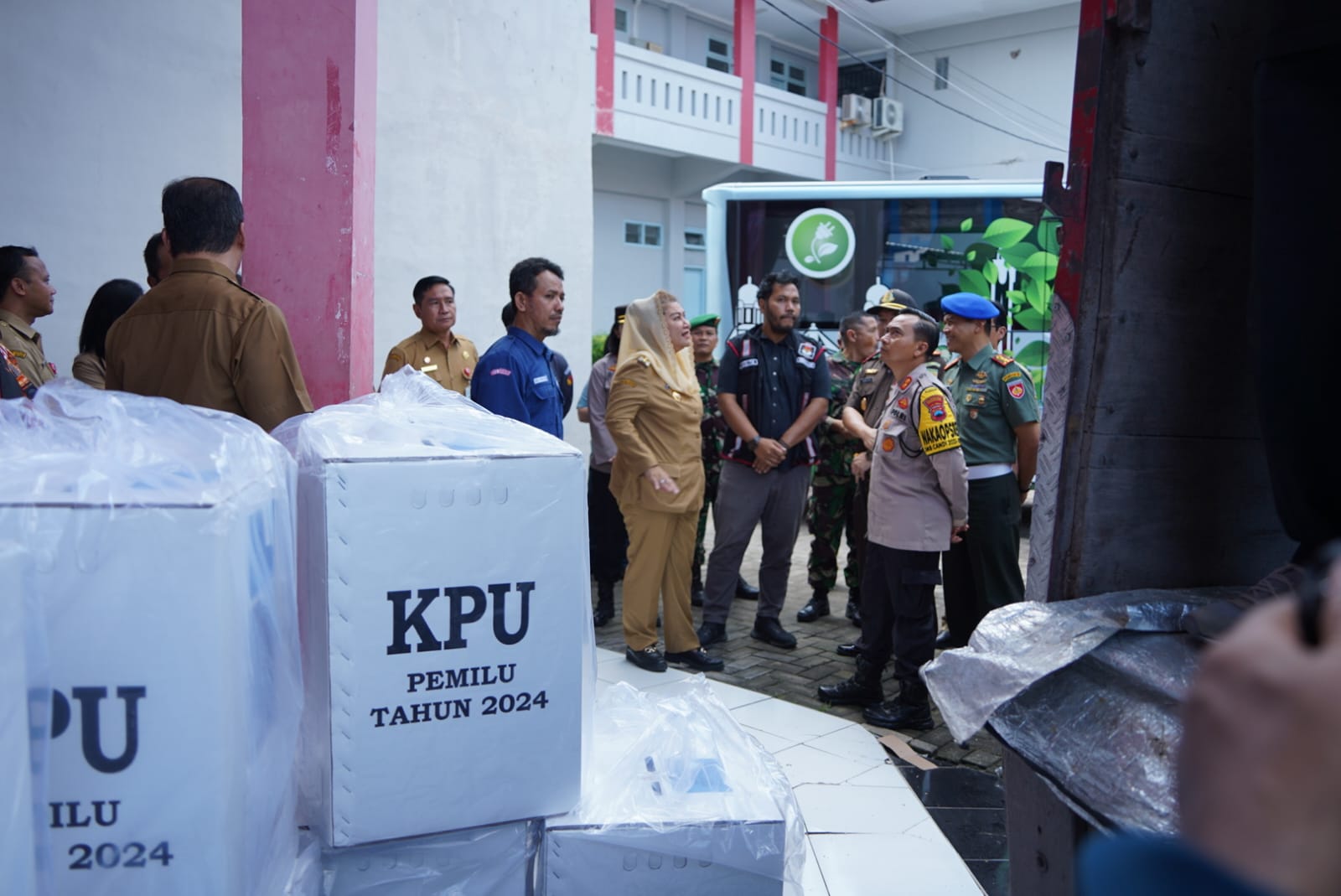 Wali Kota Semarang, Hevearita Gunaryanti Rahayu saat melaksanakan kegiatan pengecekan distribusi logistik Pemilu di GOR Manunggal Jati, Kota Semarang, Senin (12/2).