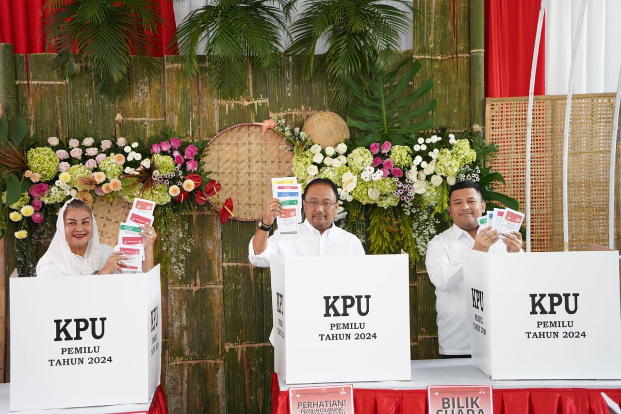 Wali Kota Semarang, Hevearita Gunaryanti Rahayu bersama keluarga saat menggunakan hak pilihnya di TPS 23 Kelurahan Sumurboto, Kecamatan Banyumanik, Rabu (14/2).