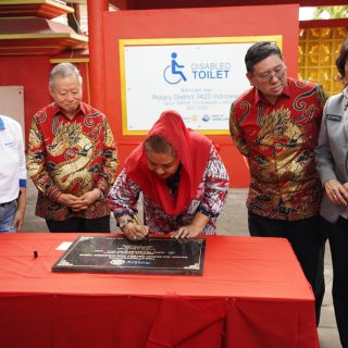 Wali Kota Semarang, Hevearita Gunaryanti Rahayu saat meresmikan pembangunan toilet disabilitas bantuan dari Rotary District 3420 Indonesia di Sam Poo Kong pada Kamis (22/2).