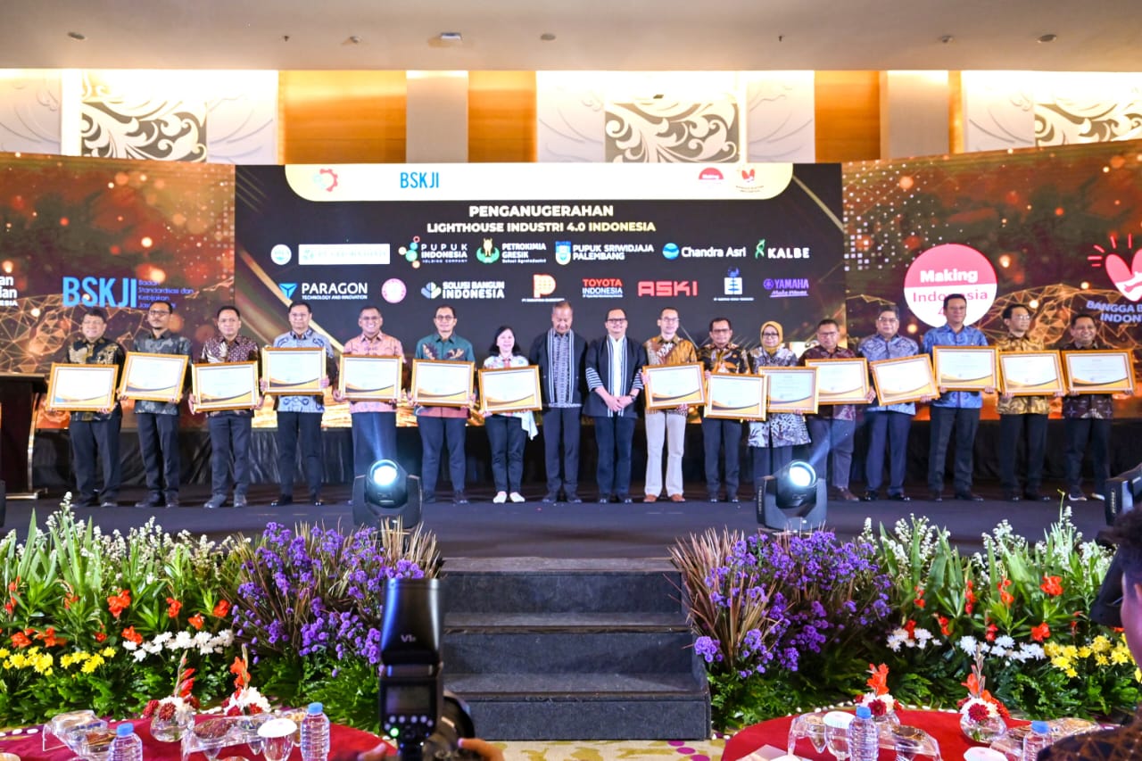 Direktur Utama SIG, Donny Arsal (ketujuh dari kanan) bersama perwakilan perusahaan penerima penghargaan Lighthouse Industri 4.0 di JS Luwansa Hotel, Kuningan, Jakarta, pada Rabu (21/2/2024).