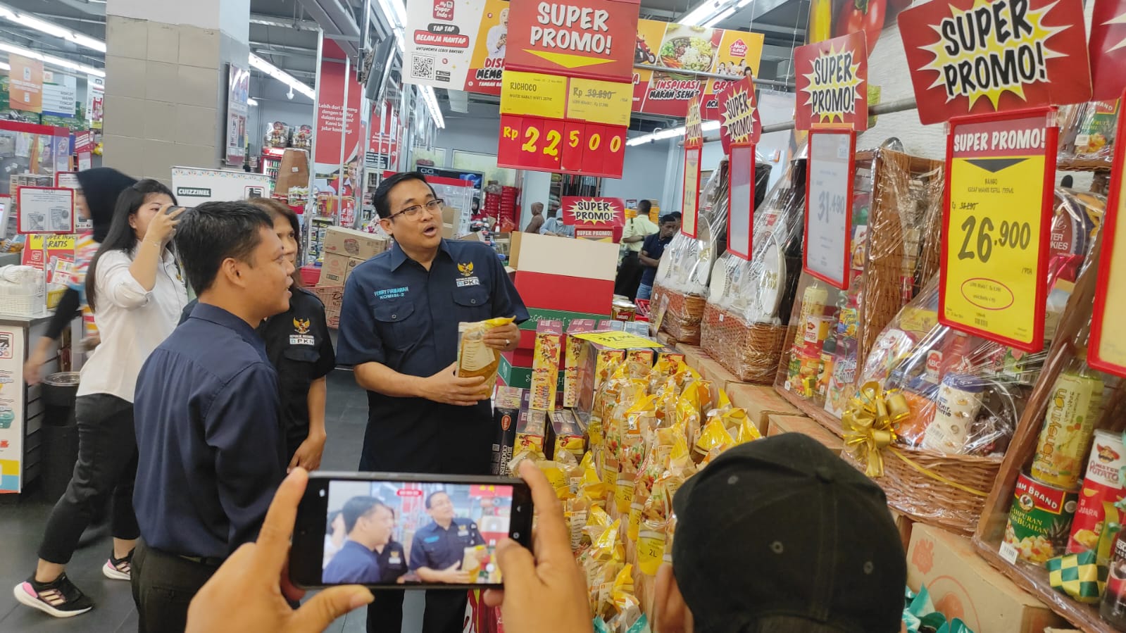 Wakil Ketua Komisi Komunikasi dan Edukasi Badan Perlindungan Konsumen Nasional (BPKN), Dr Ferry Firmawan terjung langsung ke pasar-pasar di Tangerang Selatan guna melakukan survei kebutuhan konsumen menjelang Hari Raya Idul Fitri.