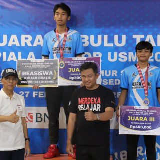 Penerimaan hadiah tunggal putra kelompok SMA Kejuaraan Bulu Tangkis Piala Rektor Universitas Semarang (USM) yang berakhir Sabtu (2/3) di Gelora USM Prof Sudarto SH, Semarang