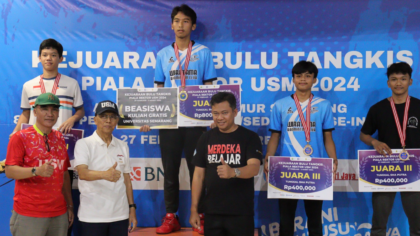 Penerimaan hadiah tunggal putra kelompok SMA Kejuaraan Bulu Tangkis Piala Rektor Universitas Semarang (USM) yang berakhir Sabtu (2/3) di Gelora USM Prof Sudarto SH, Semarang