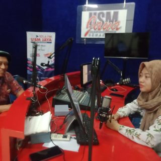 Kaprodi Magister Hukum USM, Dr Drs H Kukuh Sudarmanto SSos SH MH MM menjelaskan visi misi program studi dalam talkshow di Radio USM Jaya, baru-baru ini