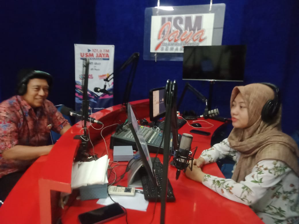 Kaprodi Magister Hukum USM, Dr Drs H Kukuh Sudarmanto SSos SH MH MM menjelaskan visi misi program studi dalam talkshow di Radio USM Jaya, baru-baru ini