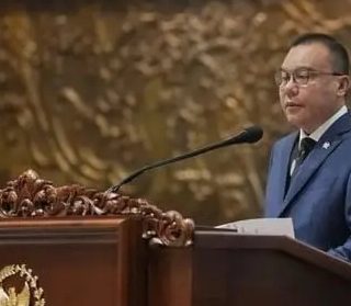 Wakil Ketua DPR RI Sufmi Dasco Ahmad membacakan sambutan Ketua DPR Puan Maharani pada Rapat Paripurna di Gedung DPR RI, Senayan, Jakarta, Selasa (5/3/2024)