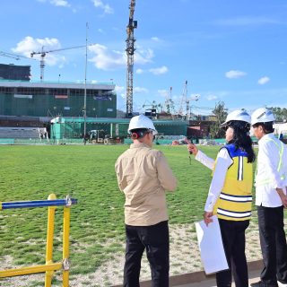 Presiden Joko Widodo meninjau pembangunan lapangan upacara di Kawasan Ibu Kota Nusantara, Kabupaten Penajam Paser Utara, Provinsi Kalimantan Timur, Kamis, 29 Februari 2024