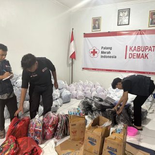 Sukarelawan dari Unit Kegiatan Mahasiswa Korps Sukarela Palang Merah Indonesia Universitas Semarang (UKM KSR USM) menyiapkan bantuan untuk korban banjir di wilayah Kabupaten Demak