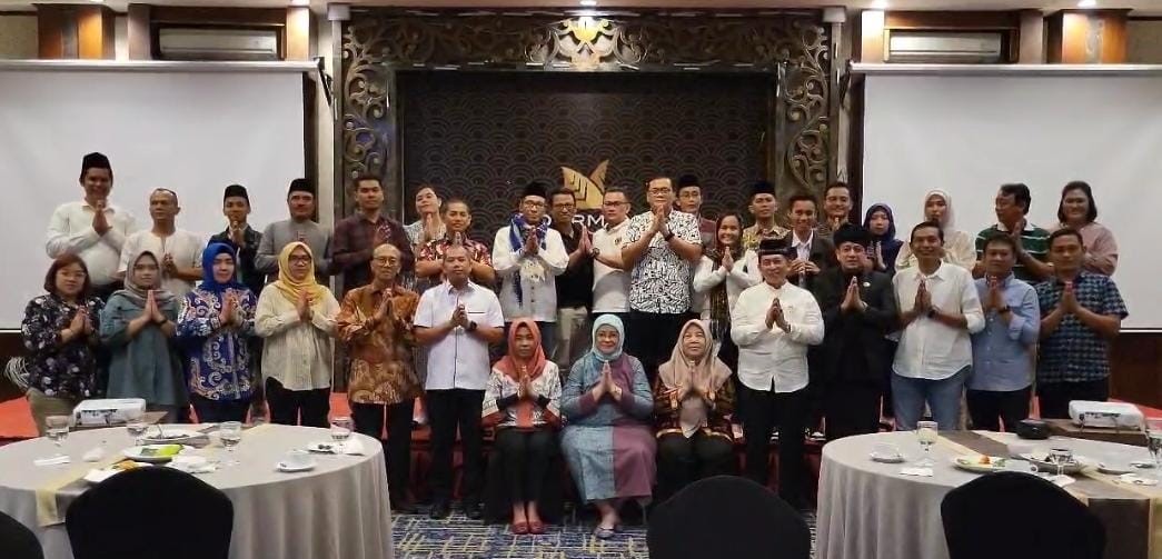 Mahasiswa Magister Hukum Universitas Semarang (USM) Angkatan XVII menyelenggarakan silaturahmi dan buka bersama di Hotel Noormans Kota Semarang.