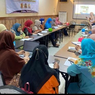 Para guru TK Aisyiyah Bustanul Athfal (ABA) Kota Semarang mengikuti Pelatihan Penulisan dan Jurnalistik yang diberikan Tim Pengabdian kepada Masyarakat Universitas Semarang (PkM USM) pada Selasa (19/3) di RM Ayam Sako, Pleburan, Semarang