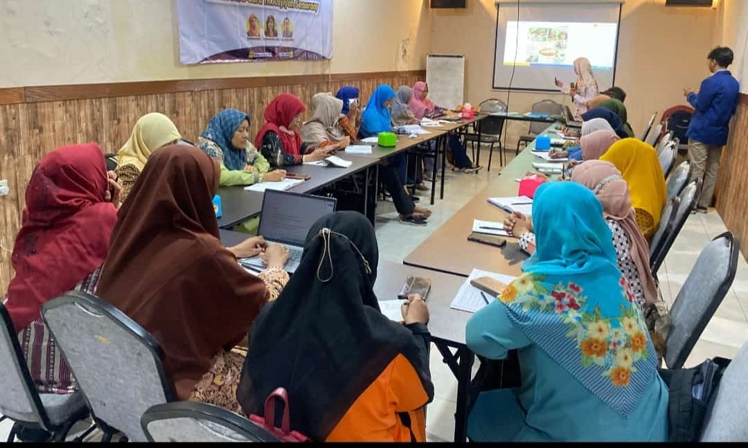 Para guru TK Aisyiyah Bustanul Athfal (ABA) Kota Semarang mengikuti Pelatihan Penulisan dan Jurnalistik yang diberikan Tim Pengabdian kepada Masyarakat Universitas Semarang (PkM USM) pada Selasa (19/3) di RM Ayam Sako, Pleburan, Semarang