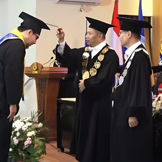 Rektor Universitas Semarang (USM), Dr Supari ST MT dalam Upacara Wisuda Ke-67 Universitas Semarang di Auditorium Ir Widjatmoko dan Auditorium Prof Dr Muladi SH, pada 6 Maret 2024