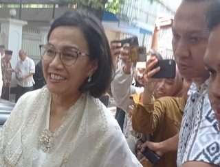 Menteri Keuangan Sri Mulyani ikut menghadiri open house yang digelar Ketua Umum PDIP Megawati Soekarnoputri di kediaman Jalan Teuku Umar, Jakarta Pusat, Rabu (10/4)